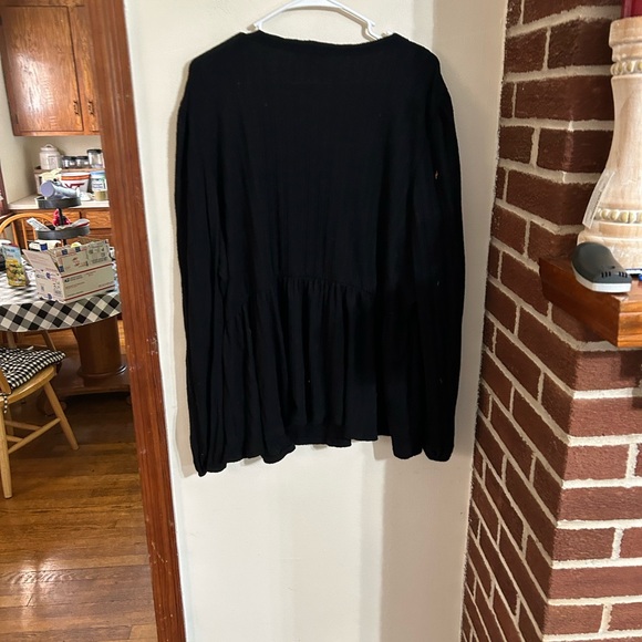 Curvy Sense size v neck wooden button up sweater black - Picture 3 of 3